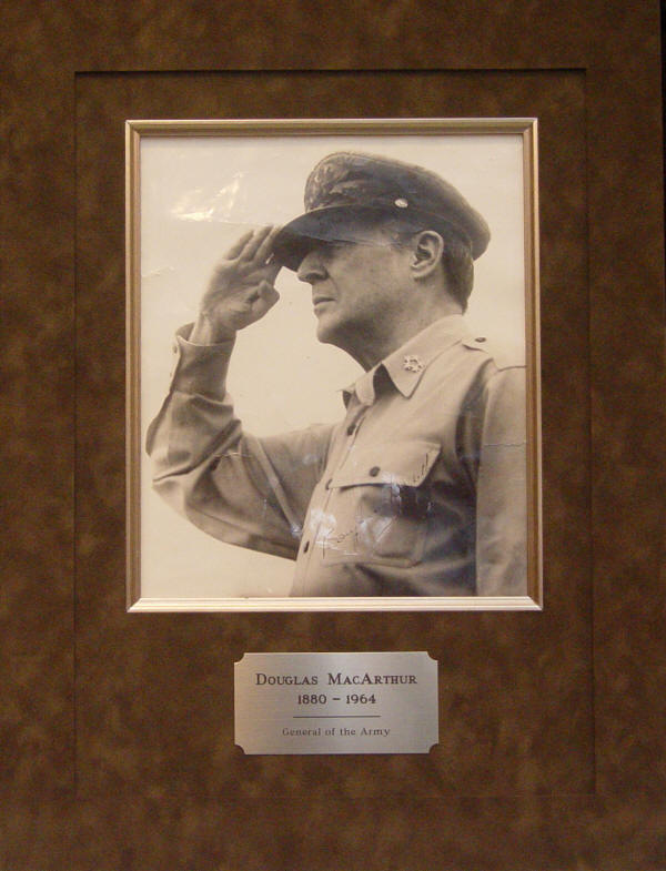 Autograph 602401 Signed photograph of fivestar General Douglas